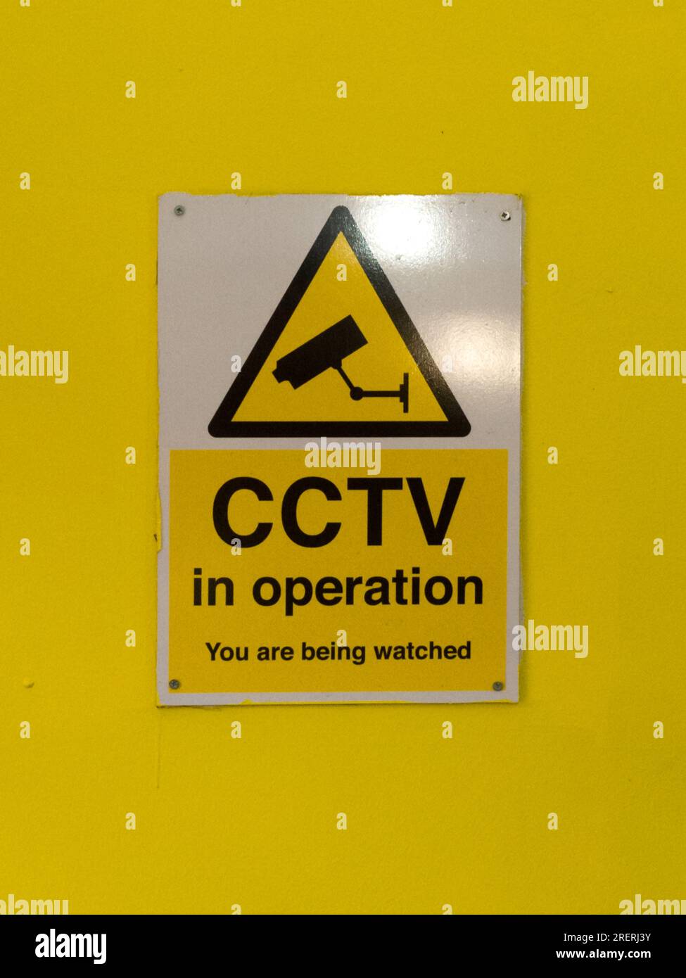 Panneau CCTV en fonctionnement sur fond jaune Banque D'Images