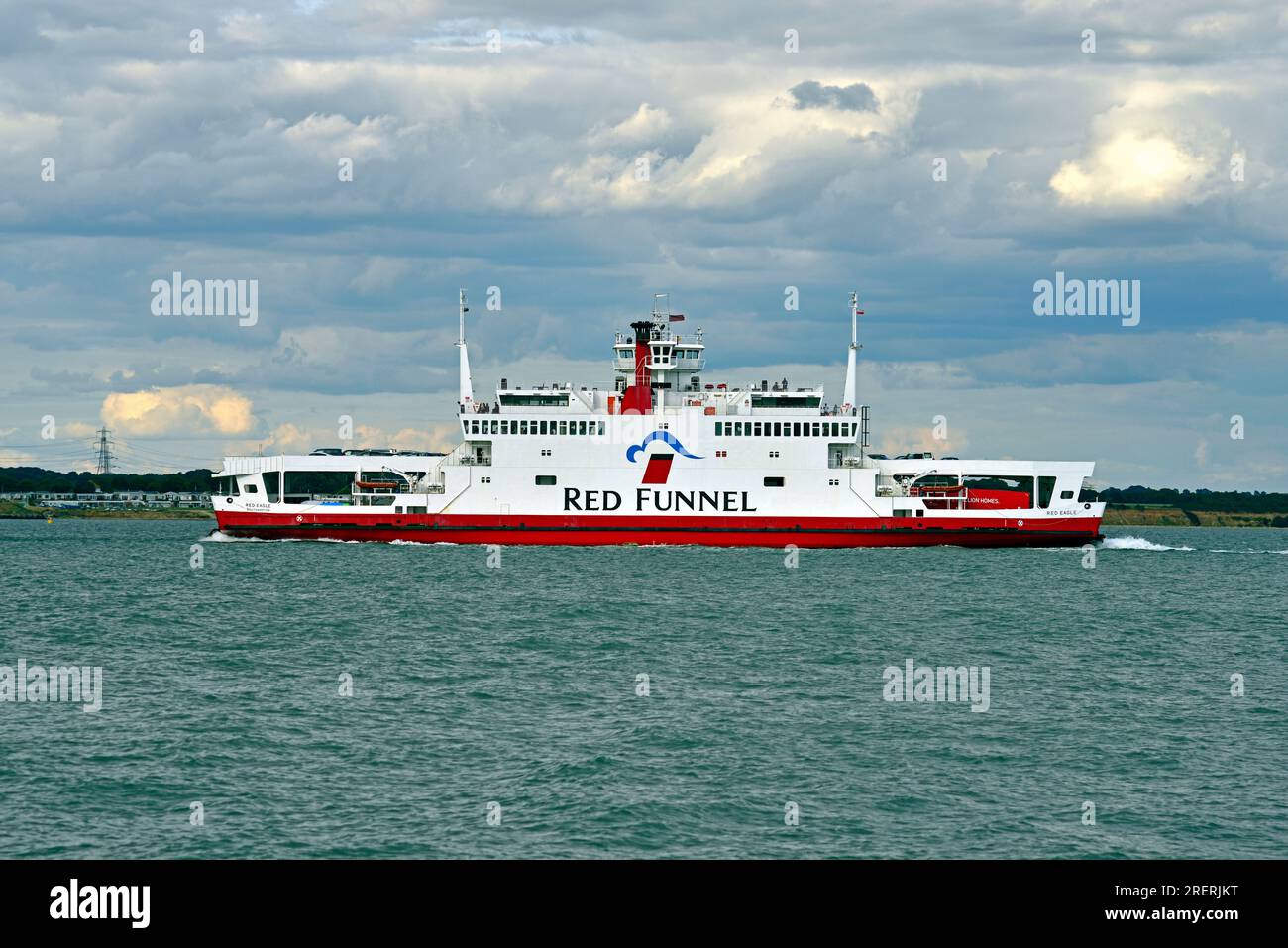 Red Funnel Ferry 'Red Eagle' passe devant le château de Calshot lors de l'un de ses nombreux allers-retours quotidiens de Cowes Isle of Wight à Southampton Hampshire. Banque D'Images