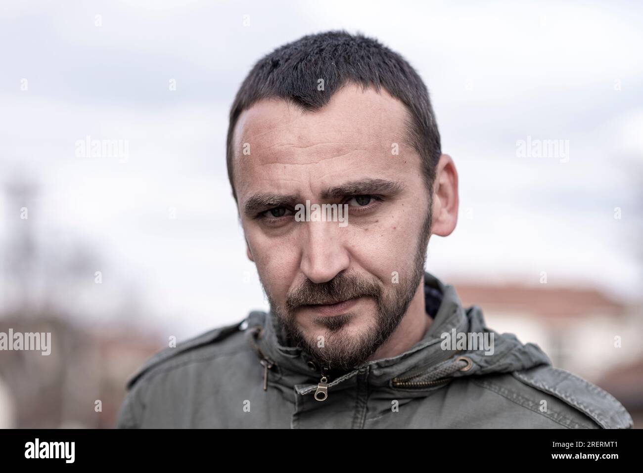 Portrait de Jeune bel homme caucasien avec une expression faciale sévère ou déçue regardant directement la caméra Banque D'Images