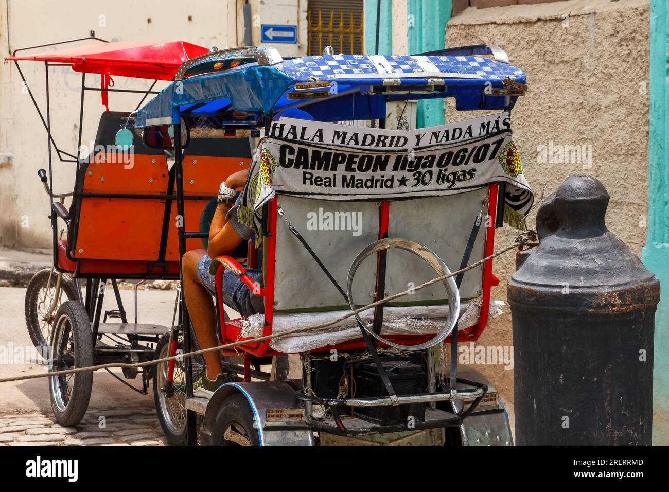 La Havane, Cuba, deux pédicabs ou bicitaxi en attente des clients. Le véhicule à l'arrière a une promotion du club de football du Real Madrid. La vie urbaine dans Banque D'Images