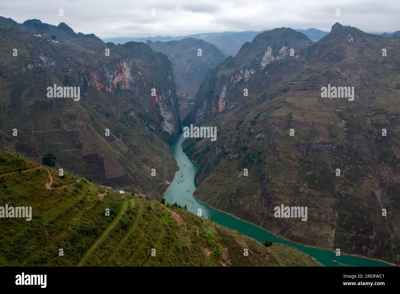 Vue sur les rizières en terrasses au col Ma Pi Leng sur la pittoresque boucle Ha Giang au Vietnam jusqu'à la gorge de la rivière Nho que entourée de montagnes escarpées Banque D'Images