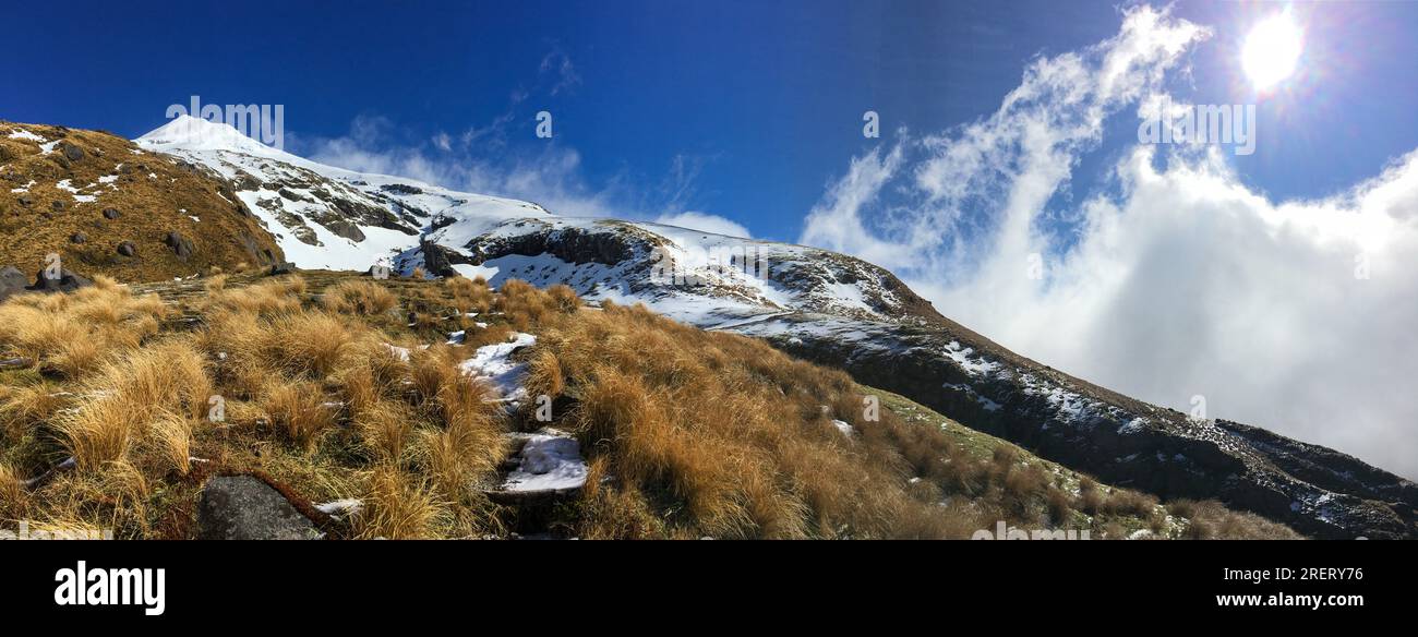 Mt Taranaki dans le parc national d'Egmont, en Nouvelle-Zélande, dans la lumière du soir vu depuis le Summit Track Banque D'Images