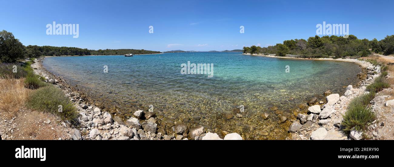 Vue panoramique sur la magnifique baie avec plage rocheuse et eau cristalline bleue et turquoise sur l'île de Dugi Otok au large de la côte de Zadar en Croatie Banque D'Images