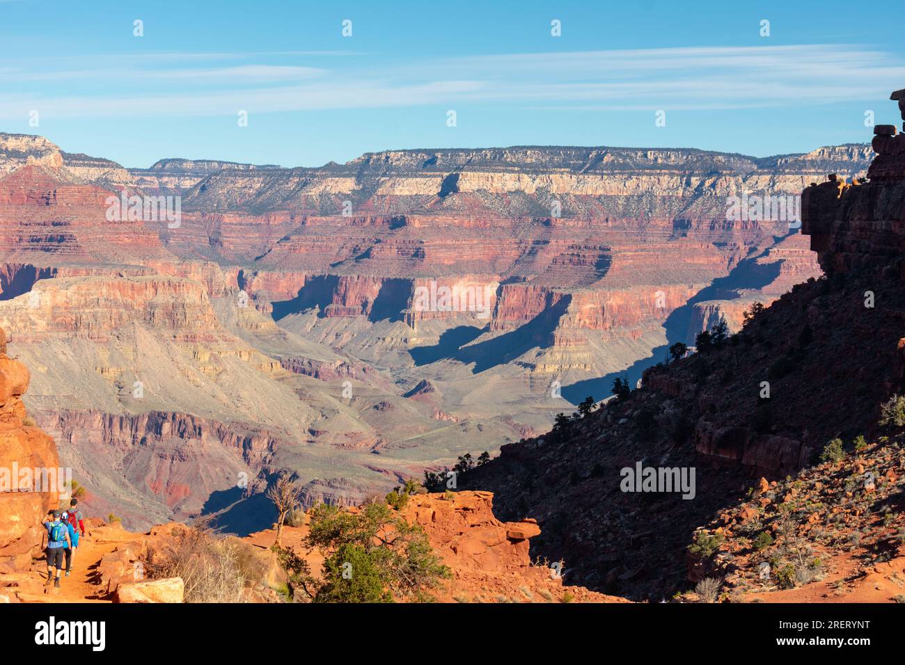 Randonneurs profitant de la vue imprenable sur le South Kaibab Trail dans le Grand Canyon. Banque D'Images