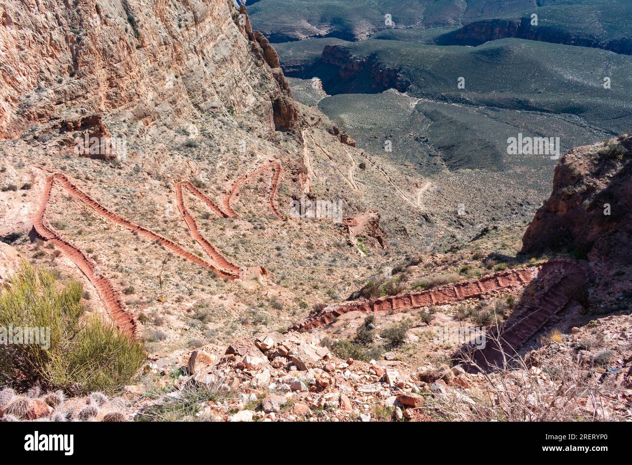 Le pittoresque South Kaibab Trail menant à Skeleton point, offrant une vue imprenable sur le Grand Canyon. Banque D'Images