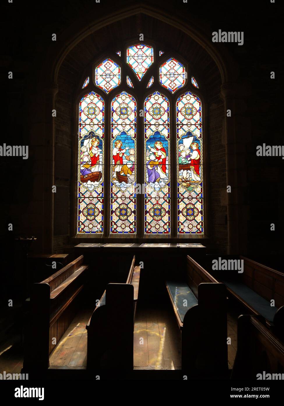 Fowey, Cornouailles, Royaume-Uni, mars 2022 : un vitrail dans l'église paroissiale de Fowey (alias Église Saint-Fimbarrus), représentant Jésus marchant sur l'eau. Banque D'Images