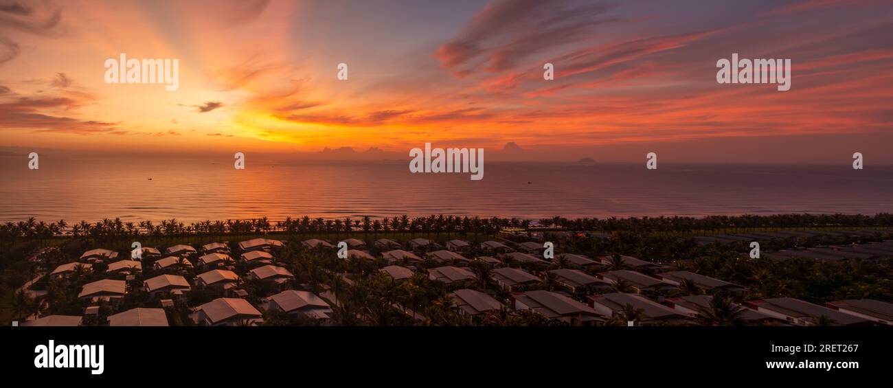 Le lever de soleil parfait, lueur matinale, surplombant la station balnéaire de l'hôtel à la plage, donnant sur la mer de Chine méridionale Banque D'Images