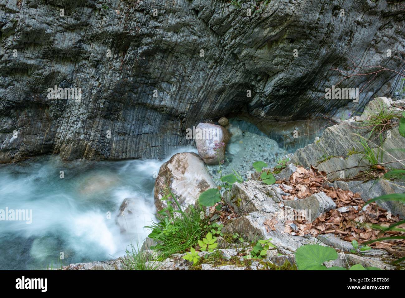 Les eaux sauvages du Garnitzenbach jaillissent entre les rochers à l'intérieur du Garnitzenklamm dans l'état autrichien de Carinthie Banque D'Images