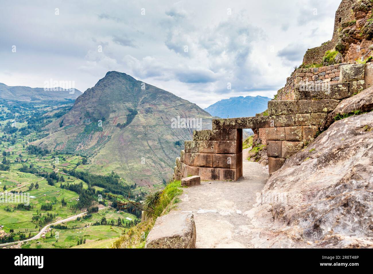 Admirez une porte en pierre de la ruine archéologique inca à Pisac, Vallée Sacrée, Pérou Banque D'Images