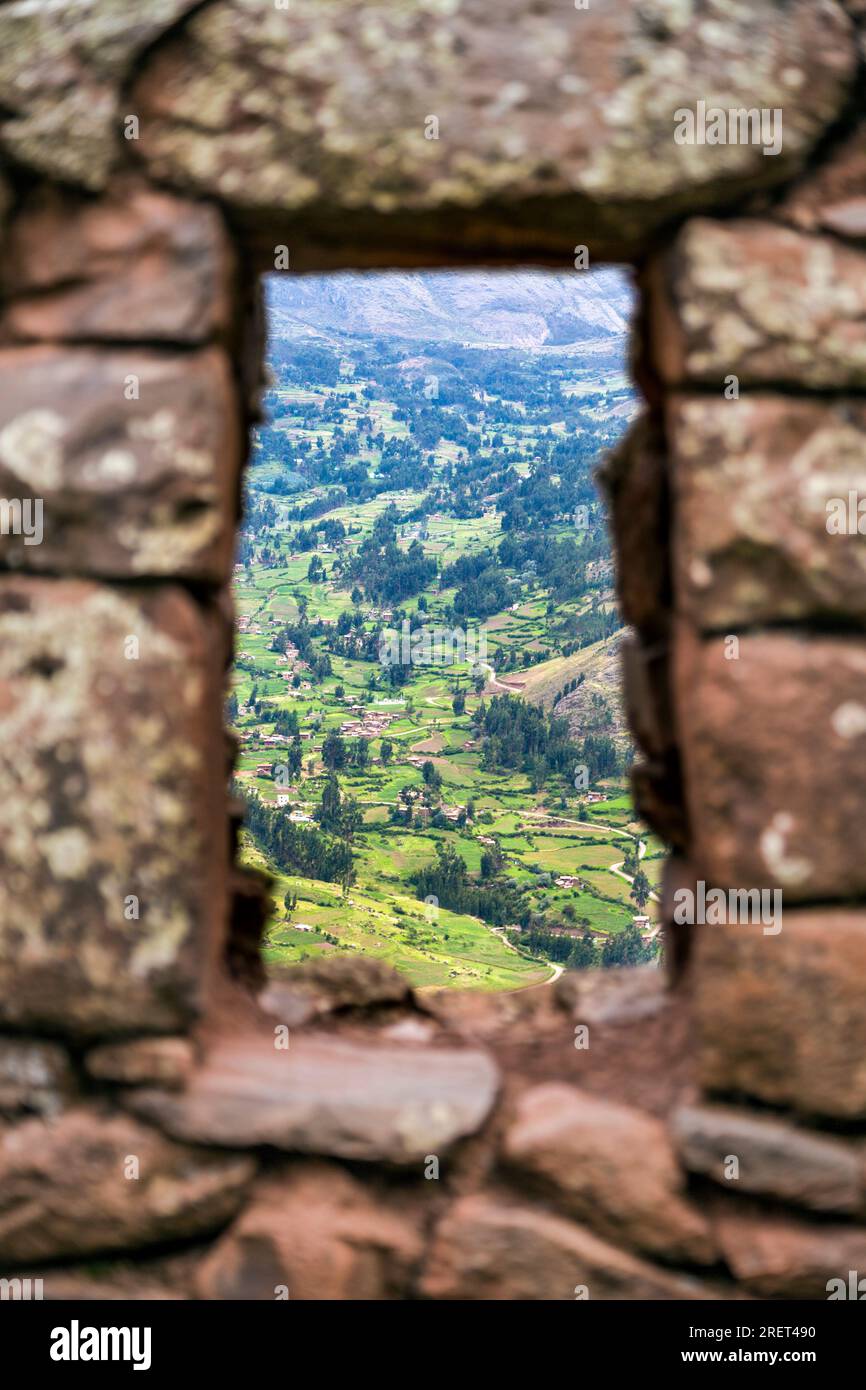 Vue du paysage à travers une fenêtre en pierre à la ruine archéologique Inca à Pisac, Vallée Sacrée, Pérou Banque D'Images