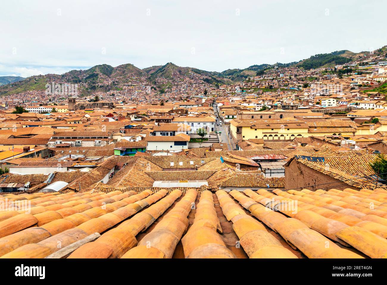 Vue panoramique sur les toits orange à Cusco, Vallée Sacrée, Pérou Banque D'Images