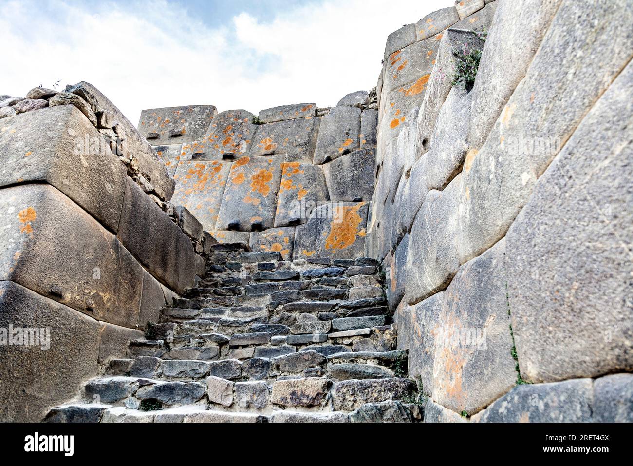 Murs de pierre et escaliers à l'ancienne ruine inca d'Ollantaytambo, Vallée Sacrée, Pérou Banque D'Images