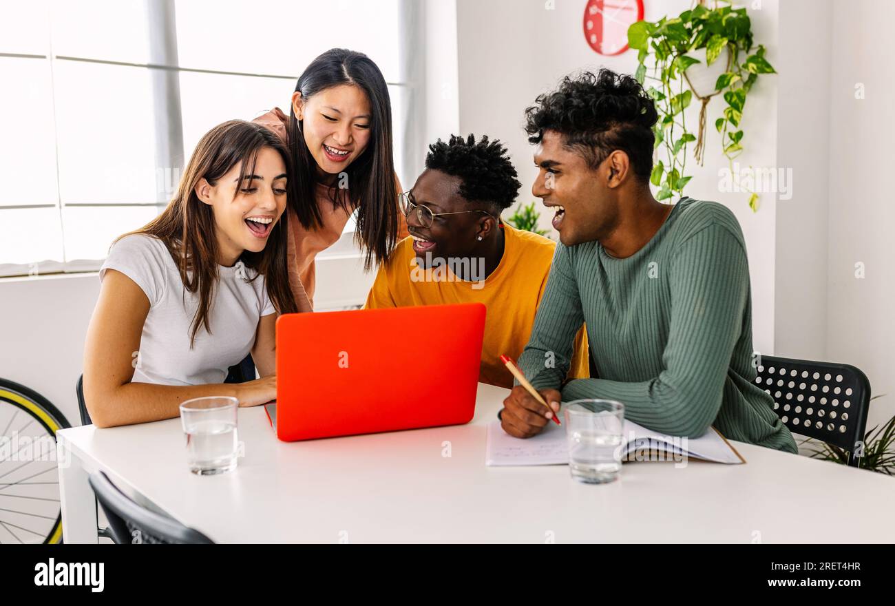 Heureux lycéens apprenant ensemble à l'aide d'un ordinateur portable à la maison Banque D'Images
