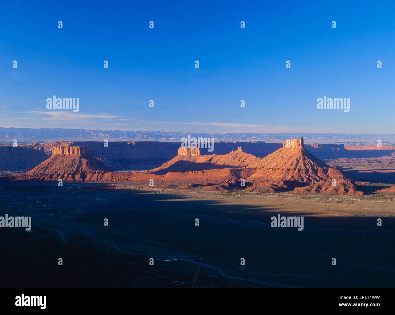 Vue de Porcupine Rim à Castle Valley avec Castleton Tower, Colorado Riverway, Utah, États-Unis Banque D'Images