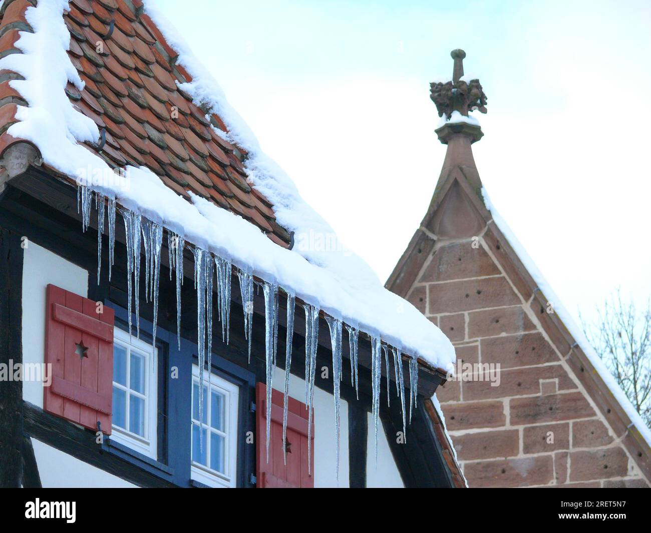 Toit en tuiles avec neige de fenêtre et glaçons, toits avec neige, cour