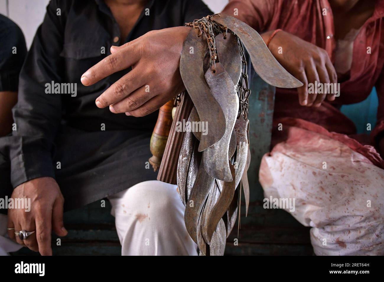 Kolkata, Inde. 29 juillet 2023. Les garçons musulmans chiites attendent avec des lames tranchantes et des épées pour participer à la procession de Muharram pour marquer Ashura. Les musulmans chiites effectuent un rituel de deuil pendant la procession de Muhharum pour marquer Ashura. Ashura est un jour islamique important qui tombe le 10e jour du mois de Mouharram, le premier mois du calendrier lunaire islamique. Ashura marque la mort de Husayn ibn Ali, le petit-fils du prophète Mahomet dans la bataille de Karbala. Le jour est observé comme la fin de 10 jours de deuil. Crédit : SOPA Images Limited/Alamy Live News Banque D'Images