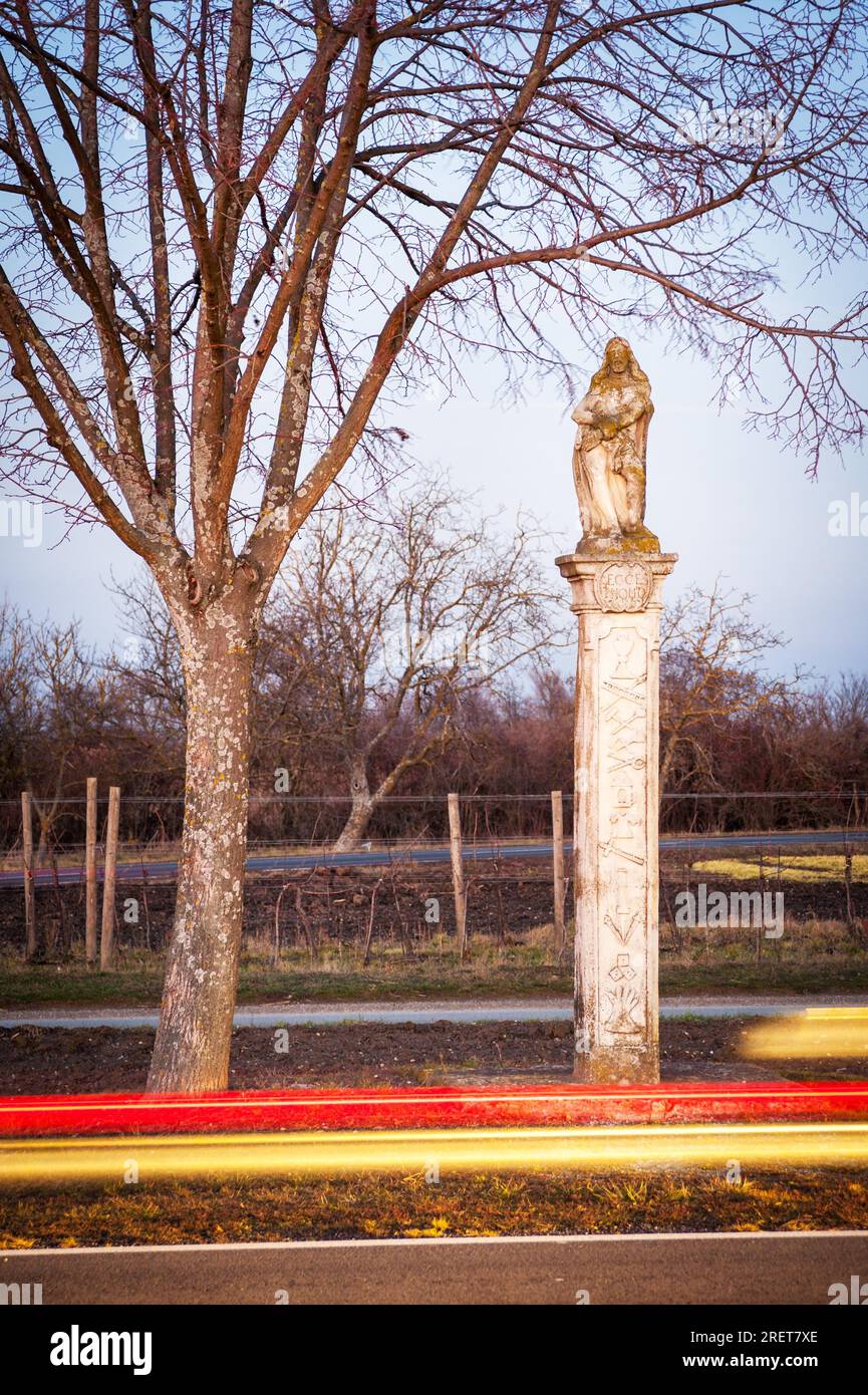 Statue de l'homo ECCE sur une colonne de marbre avec des objets d'art Banque D'Images