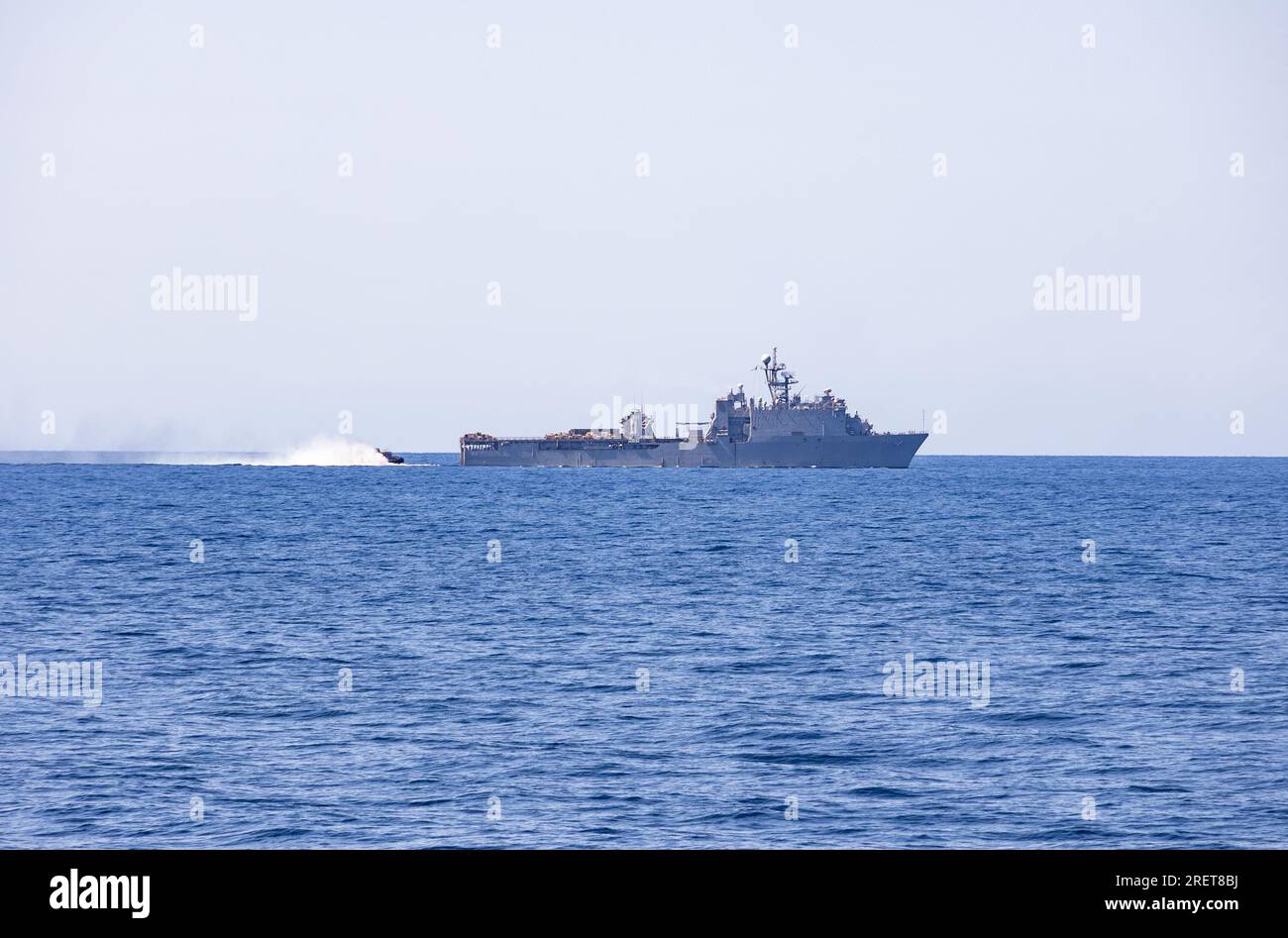 UN AMÉRICAIN Navy LCAC approche de l'USS carter Hall pour traverser le pont sur l'océan Atlantique, le 25 juillet 2023. L'USS Mesa Verde (LPD-19), affecté au Bataan Amphibious Ready Group et embarqué 26th Marine Expeditionary Unit (Special Operations capable), sous le commandement et le contrôle de la Task Force 61/2, est en déploiement prévu aux États-Unis Marine Forces Europe zone d'opérations, employé par les États-Unis Sixième flotte pour défendre les intérêts américains, alliés et partenaires. (ÉTATS-UNIS Photo du corps des Marines par le caporal Michele Clarke) Banque D'Images