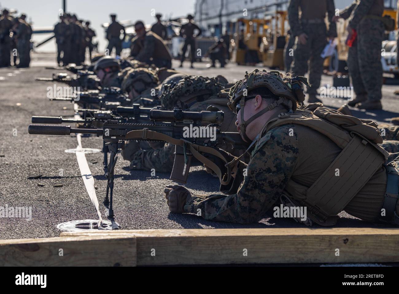 ÉTATS-UNIS Les marines et les marins de la 26e unité expéditionnaire des Marines (Special Operations Capable) (MEU(SOC)) effectuent un Battle-Sight ZERO (BZO) pendant une distance à bord du navire d'assaut amphibie USS Bataan (LHD 5) de classe Wasp, dans l'océan Atlantique, le 27 juillet 2023. Un BZO est les paramètres de visée placés sur votre fusil pour le combat afin de permettre l'engagement de cibles ponctuelles à partir de 0-300 yards / mètres dans une condition d'absence de vent. Le 26e MEU(SOC), embarqué avec le Bataan Amphibious Ready Group, continue de maximiser les opportunités de formation au sein de la Marine Air-Ground Task Force tout en étant en déploiement prévu comme immédiat Banque D'Images