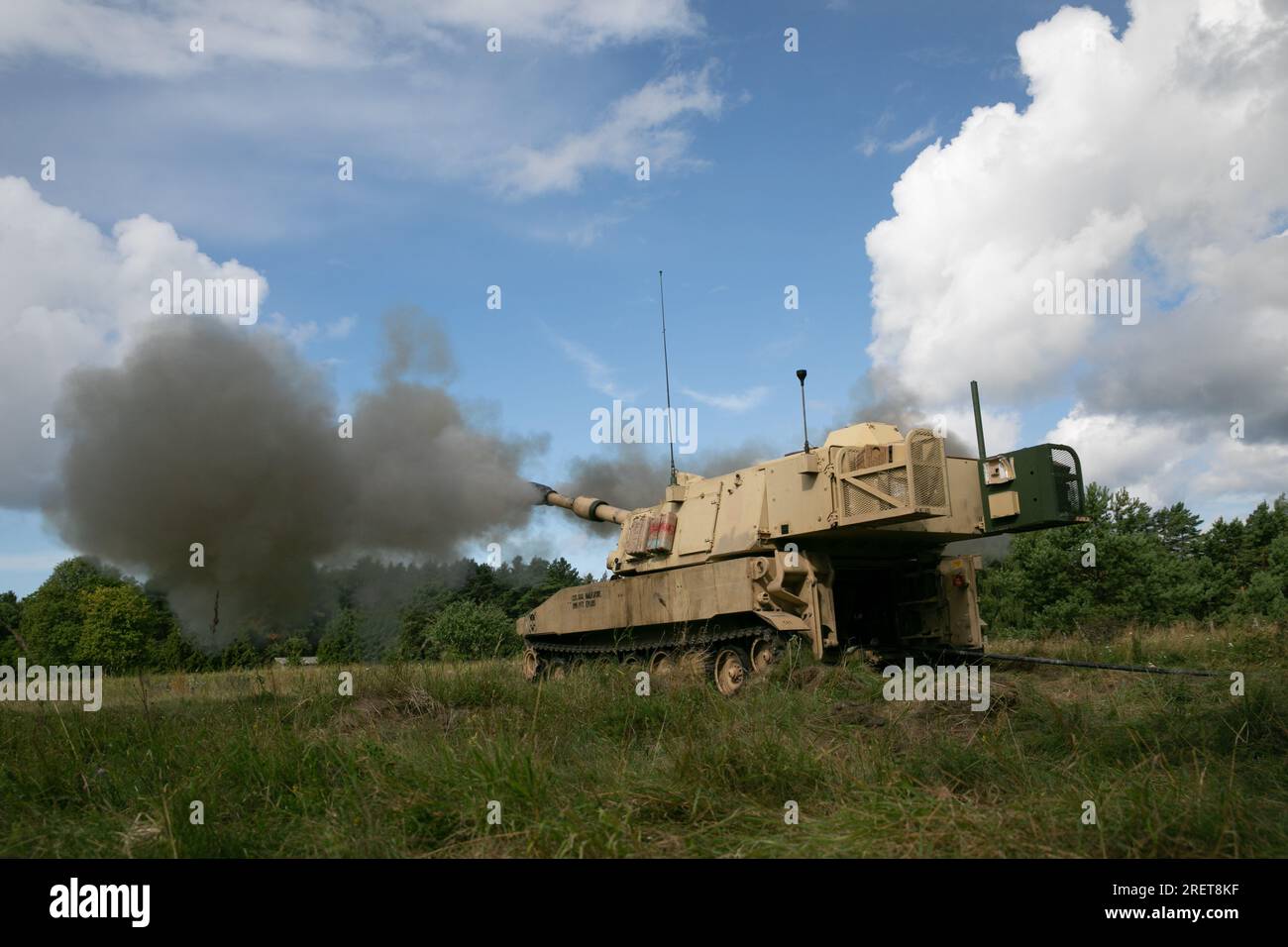 Des soldats des forces terrestres lituaniennes observent un obusier automoteur Paladin M109A6 exploité par les États-Unis Batterie Charlie de l’armée, 3e bataillon, 16e régiment d’artillerie de campagne, soutenant la 4e division d’infanterie, lors de l’exercice de tir réel Baltic Thunder près de Klaipeda, Lituanie, juillet 27. L’exercice multinational a permis aux alliés de l’OTAN de Lituanie et de Slovaquie de mener des missions de tir et de partager les meilleures pratiques. Le 4th Inf. La mission de Div. En Europe est de s'engager dans des entraînements et des exercices multinationaux à travers le continent, en travaillant aux côtés des alliés de l'OTAN et de la partie sécurité régionale Banque D'Images