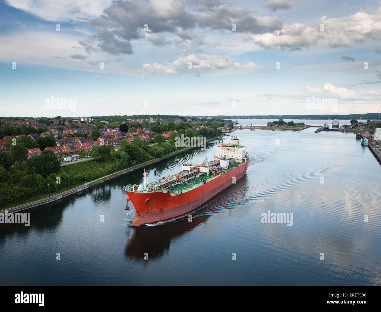 Vue sur le Canal de Kiel et du pont dans le nord de l'Allemagne sur un jour d'été ensoleillé Banque D'Images