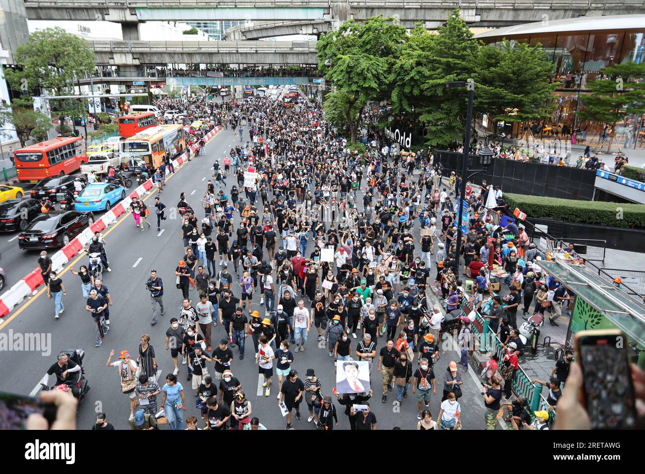 Bangkok, Thaïlande. 29 juillet 2023. Les manifestants, dirigés par Sombat Bunngamanong, se sont rassemblés à l'intersection d'Asoke avant de marcher vers des activités, debout en lettres à l'intersection de Ratchaprasong, une distance totale de 3,8 kilomètres, debout en forme de H (en thaï) que les sénateurs voient le chef du peuple qui élit le premier ministre. (Photo de Adirach Toumlamoon/Pacific Press) crédit : Pacific Press Media production Corp./Alamy Live News Banque D'Images