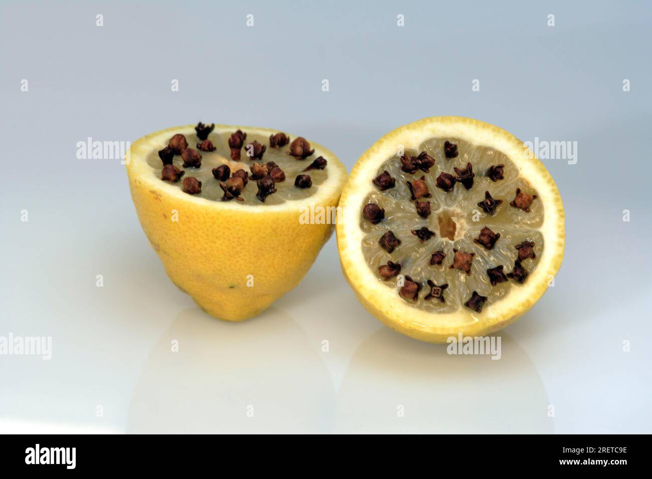 Citron avec clous de girofle, insectifuge par l'odeur, répulsif de mouche de fruits Banque D'Images