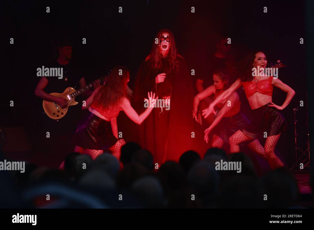 29 juillet 2023, Saxe-Anhalt, Harzgerode : Falko Illing (M) dans le rôle de Mephisto interprète une scène de l'opéra rock 'Faust I'. La cour du château à Harzgerode a servi de toile de fond à 'Faust - The Rock Opera' pour la première fois. La production reprend les textes originaux de Goethe et offre un divertissement musical turbulent avec un mélange de théâtre classique et de musique rock et pop moderne. Après une pause de plusieurs années due à la pandémie, l’ensemble reprend la scène pour la première fois. Dans les mois à venir, d'autres représentations sont prévues dans la région du Harz et dans d'autres endroits. Photo : Banque D'Images