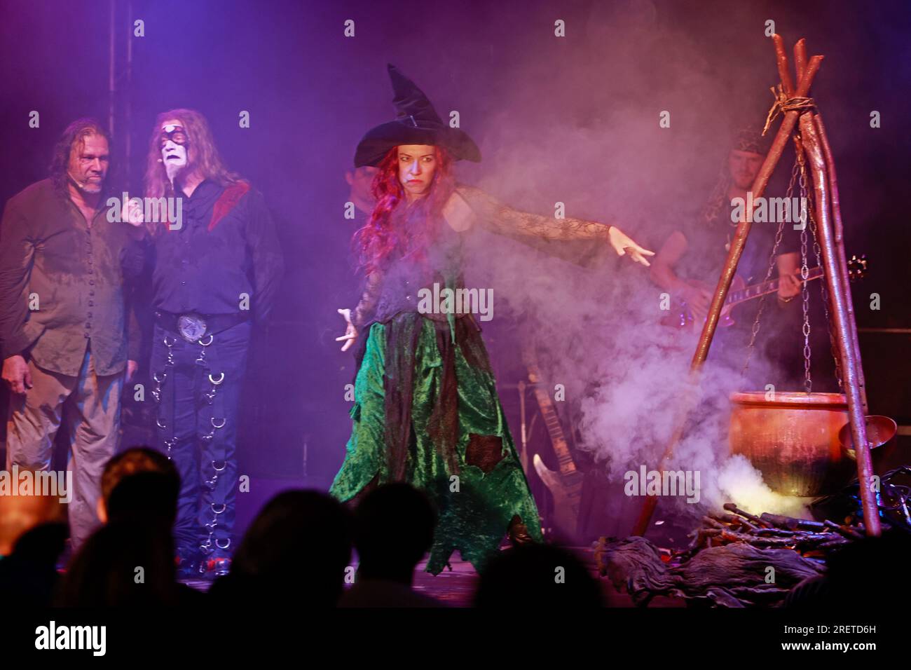 29 juillet 2023, Saxe-Anhalt, Harzgerode : Falko Illing (2e à partir de la gauche) dans le rôle de Mephisto interprète une scène de l'opéra rock 'Faust I'. La cour du château à Harzgerode a servi de toile de fond à 'Faust - The Rock Opera' pour la première fois. La production reprend les textes originaux de Goethe et offre un divertissement musical turbulent avec un mélange de théâtre classique et de musique rock et pop moderne. Après une pause de plusieurs années due à la pandémie, l’ensemble reprend la scène pour la première fois. Dans les mois à venir, d'autres représentations sont prévues dans la région du Harz et dans d'autres locati Banque D'Images