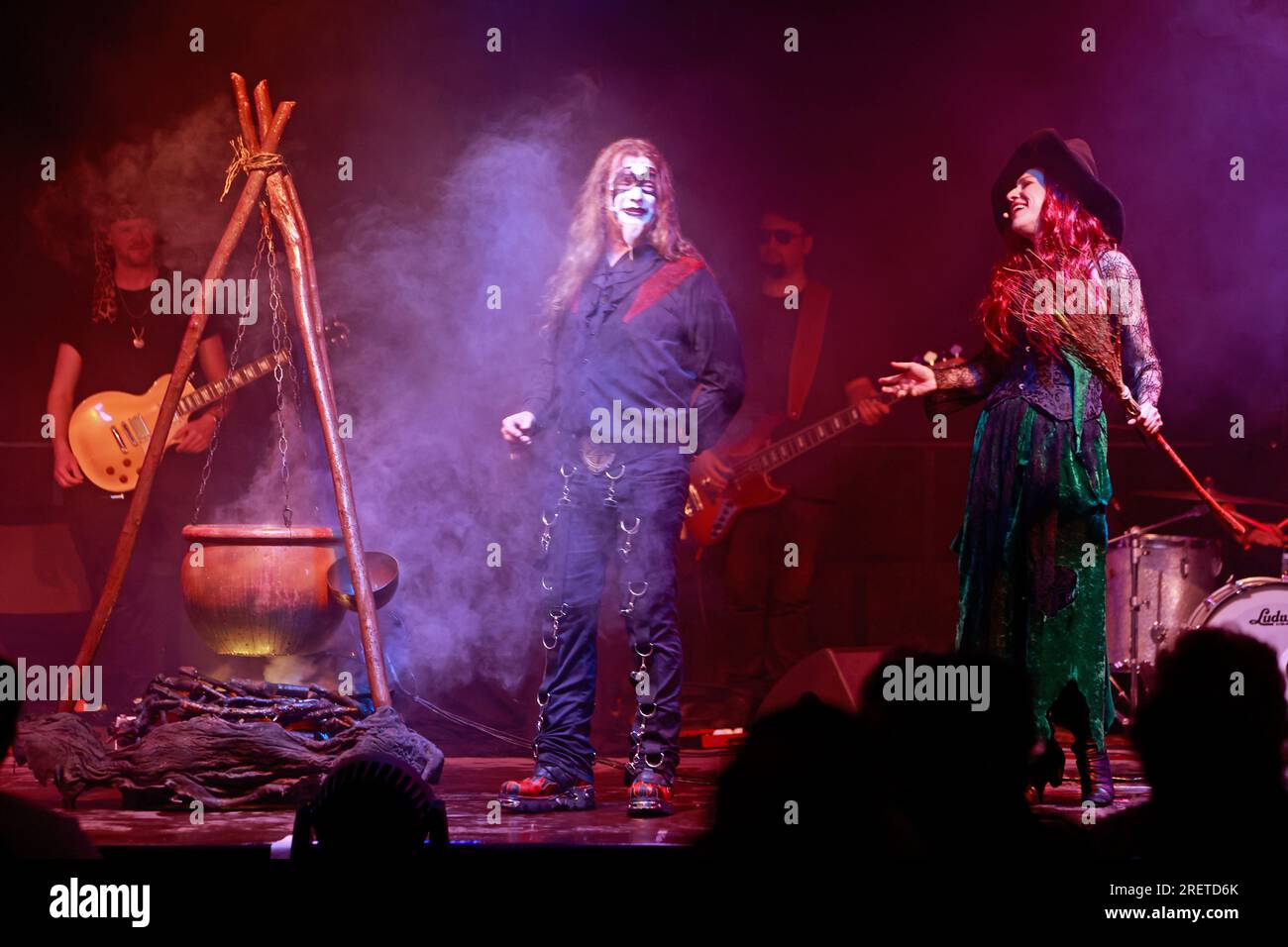 29 juillet 2023, Saxe-Anhalt, Harzgerode : Falko Illing (M) dans le rôle de Mephisto interprète une scène de l'opéra rock 'Faust I'. La cour du château à Harzgerode a servi de toile de fond à 'Faust - The Rock Opera' pour la première fois. La production reprend les textes originaux de Goethe et offre un divertissement musical turbulent avec un mélange de théâtre classique et de musique rock et pop moderne. Après une pause de plusieurs années due à la pandémie, l’ensemble reprend la scène pour la première fois. Dans les mois à venir, d'autres représentations sont prévues dans la région du Harz et dans d'autres endroits. Photo : Banque D'Images