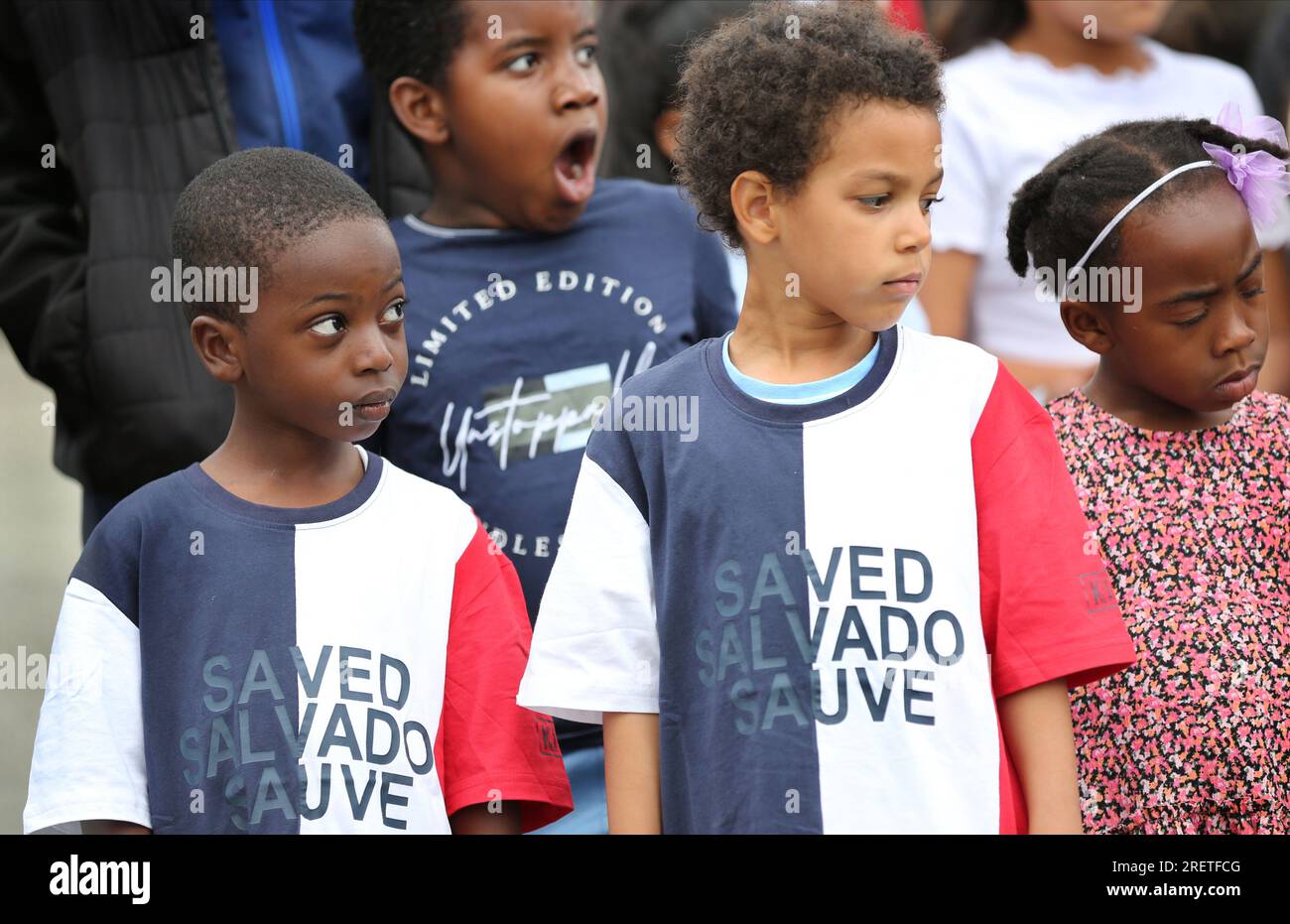 Londres, Royaume-Uni. 29 juillet 2023. Les jeunes adorateurs portent des t-shirts avec le message «sauvé» écrit en trois langues différentes. Les croyants chrétiens se rassemblent pour prier ensemble et se repentir et demander pardon pour toutes les atrocités et les péchés de leurs dirigeants et d'eux-mêmes dans le cadre de la tournée « Dieu vous aime ». Le Festival rassemble des chrétiens de toutes confessions, y compris des croyants de dix pays dont le Bangladesh, le Royaume-Uni, les États-Unis et la Tanzanie. Crédit : SOPA Images Limited/Alamy Live News Banque D'Images