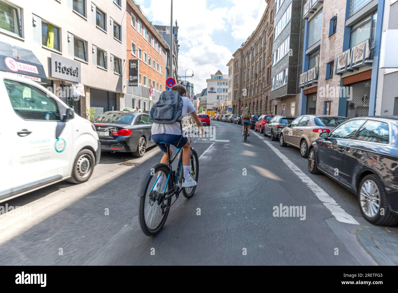 Vélo d'un point de vue à la première personne dans une rue de Cologne, Rhénanie du Nord-Westphalie, Allemagne Banque D'Images