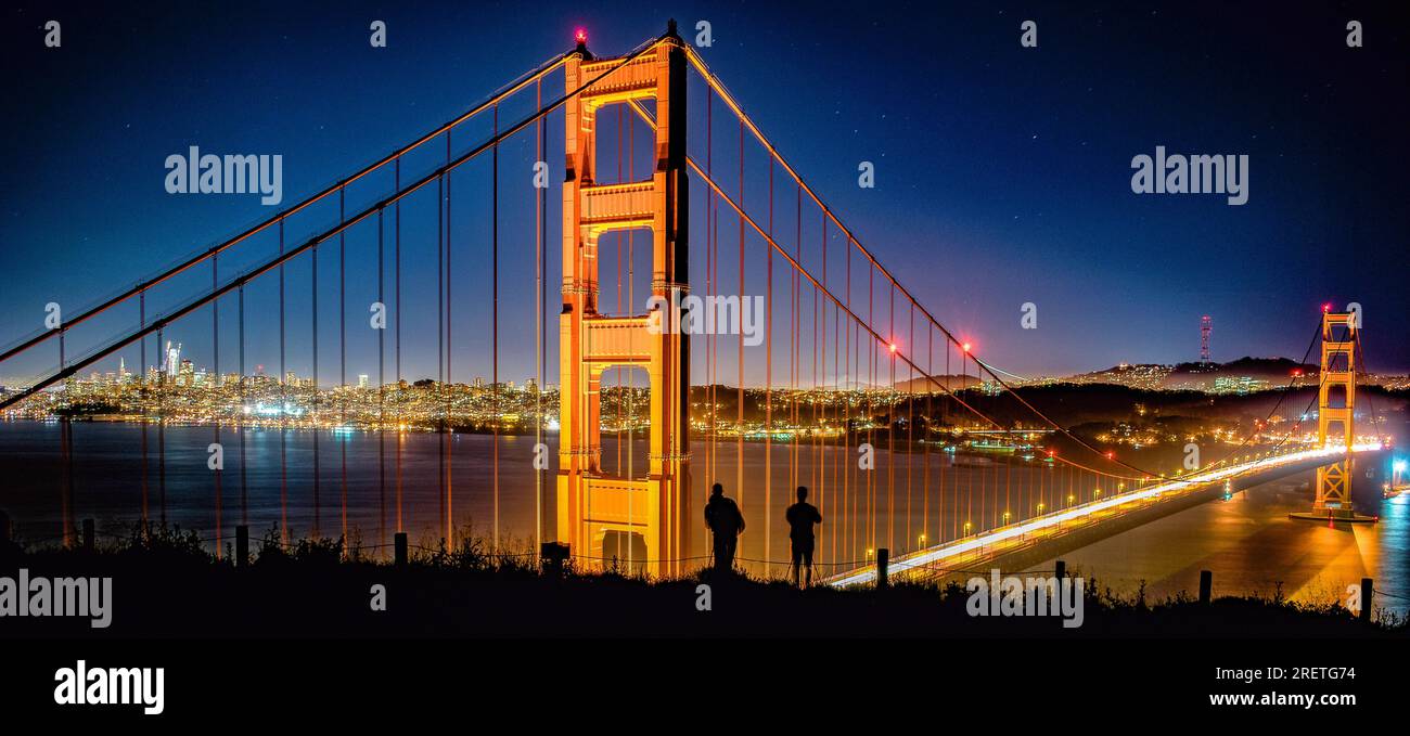 Spectateurs sous la lumière des étoiles au Golden Gate Bridge. Banque D'Images