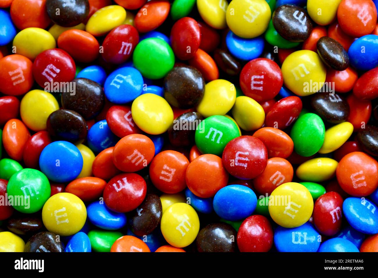 Cadre complet de bonbons au chocolat M&MS colorés Banque D'Images