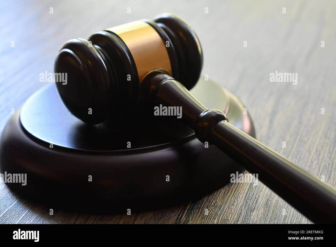 Marteau en bois foncé et bloc sur une surface en bois sombre Banque D'Images