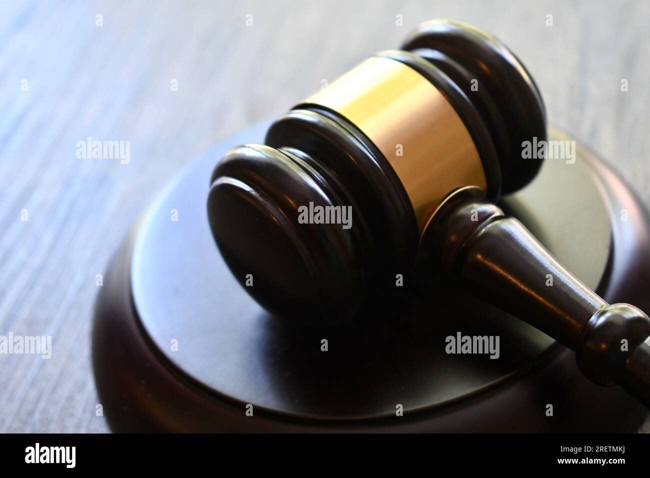 Marteau en bois foncé et bloc sur une surface en bois sombre Banque D'Images