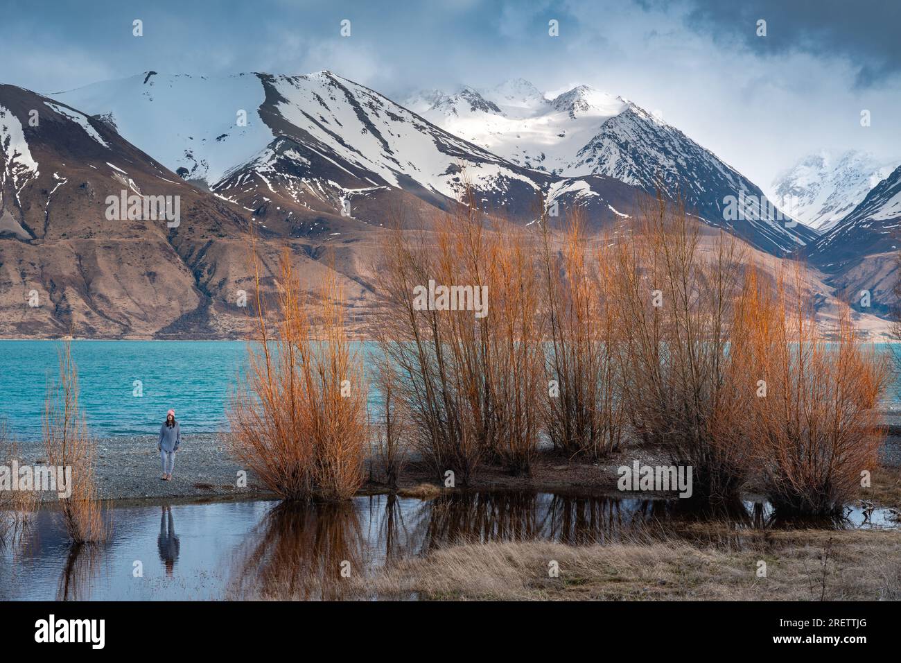 Modèle féminin asiatique Profitez de la belle vue panoramique du lever du soleil sur la rive est du lac Pukaki, avec leur teinte turquoise fascinante. Banque D'Images