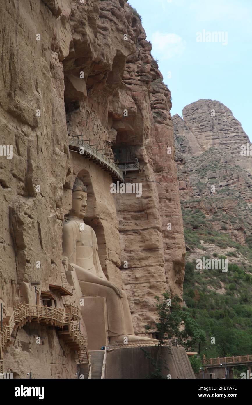 YONGJING, CHINE - 24 JUILLET 2023 - la sculpture en pierre et en argile de 27 mètres de haut du Bouddha géant Maitreya de la dynastie Tang est vue au temple Bingling i Banque D'Images