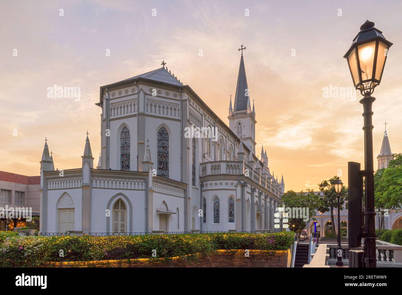 Ancienne chapelle de style gothique réaménagée, aujourd'hui CHIJMES Hall, au coucher du soleil, complexe CHIJMES, Singapour Banque D'Images