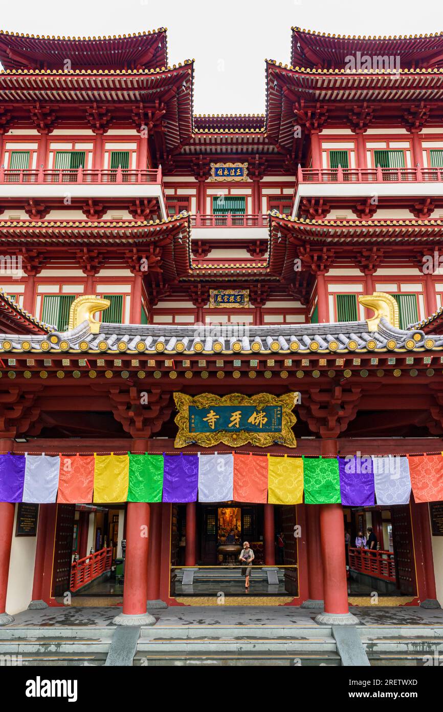 Facsde et entrée au temple et musée de la relique de la dent de Bouddha à Chinatown, Singapour Banque D'Images