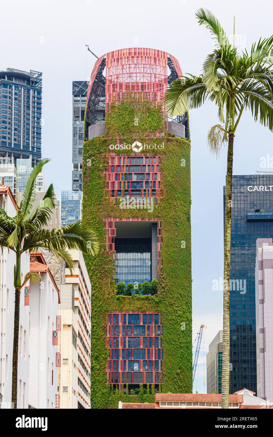 Façade de l'hôtel Oasia Downtown couverte avec son jardin vertical, Tanjong Pagar, Singapour Banque D'Images