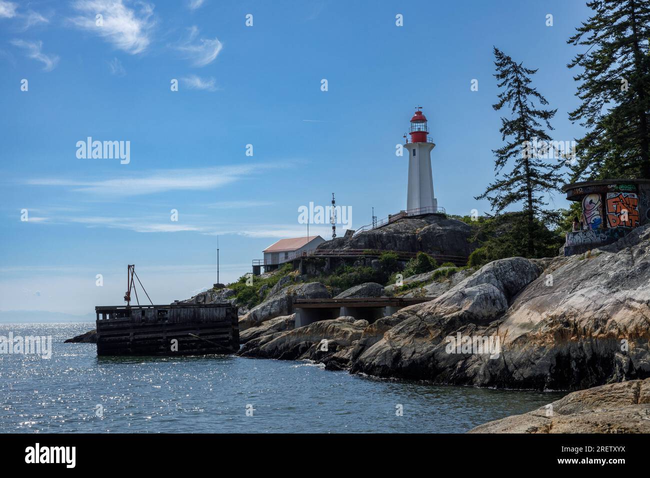 West Vancouver, Canada - 20 mai 2023 : point de vue du phare depuis East Beach Trail à l'intérieur du parc Lighthouse à West Vancouver Banque D'Images