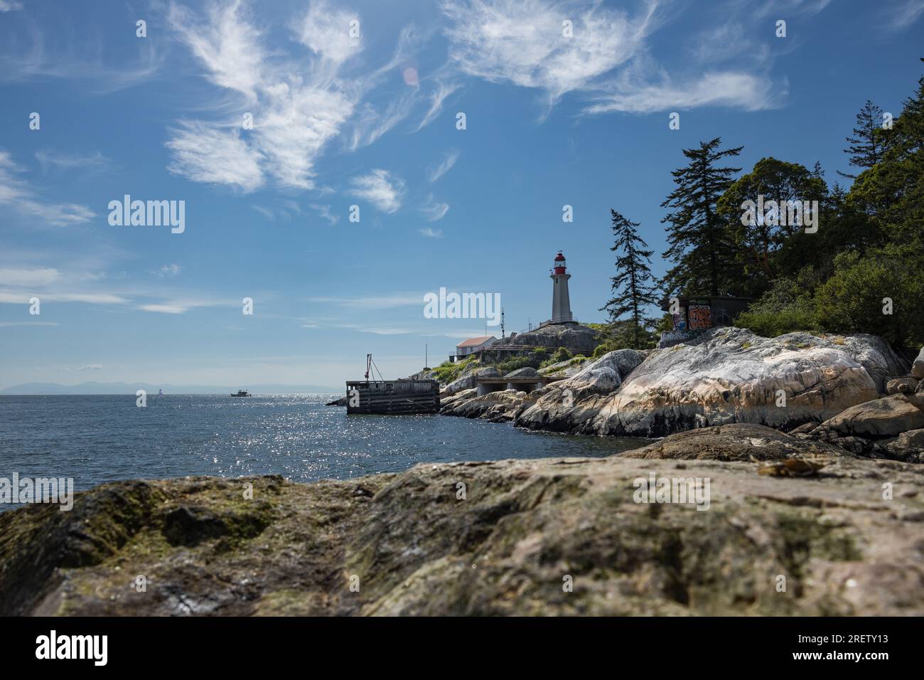 West Vancouver, Canada - 20 mai 2023 : point de vue du phare depuis East Beach Trail à l'intérieur du parc Lighthouse à West Vancouver Banque D'Images
