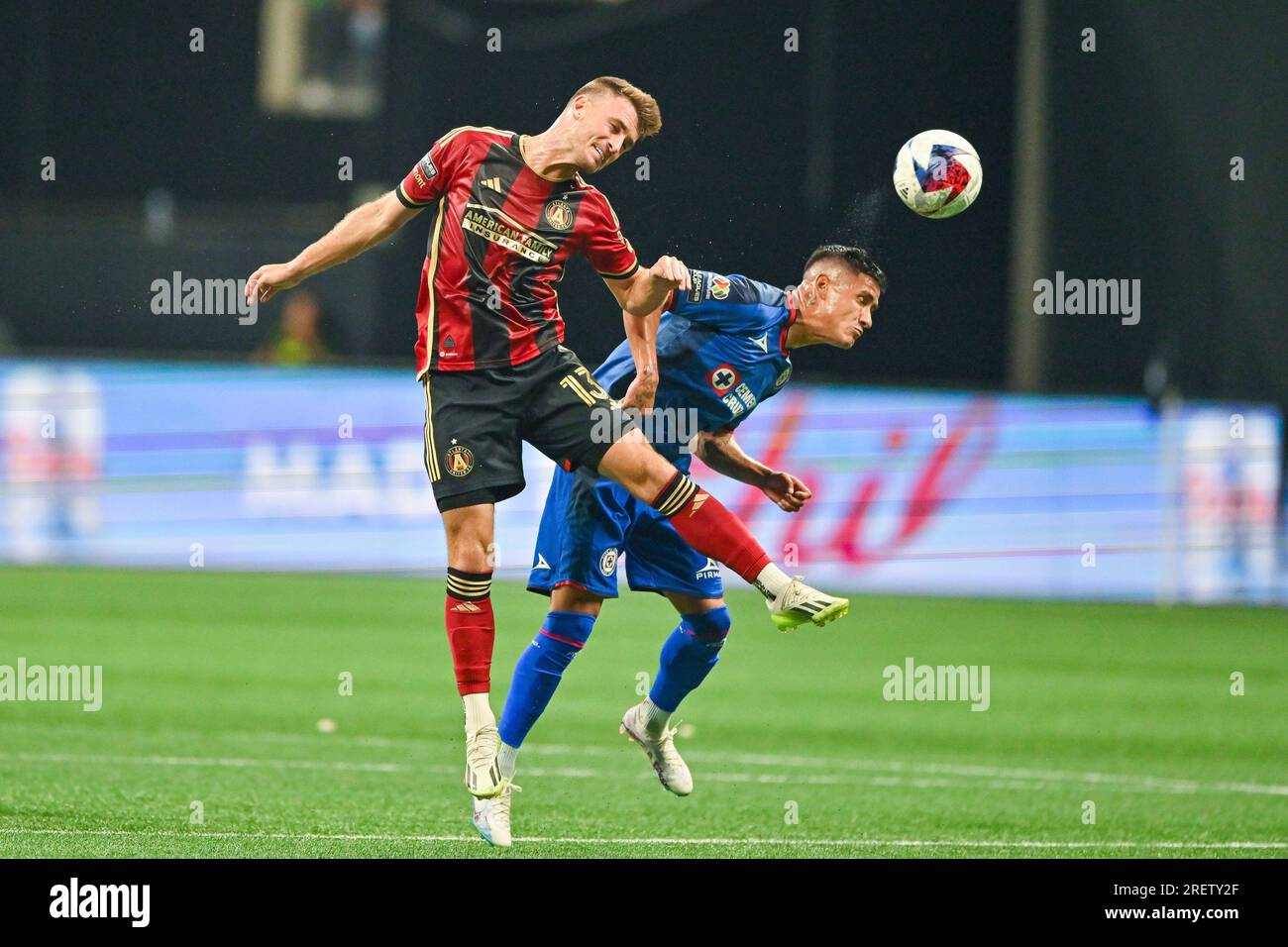 ATLANTA, GA – JULY 29: Atlanta midfielder Amar Sejdic (13) heads the ball during the Leagues Cup match between Cruz Azul and Atlanta United FC on July 29th, 2023 at Mercedes-Benz Stadium in Atlanta, GA. (Photo by Rich von Biberstein/Icon Sportswire) (Icon Sportswire via AP Images) Banque D'Images