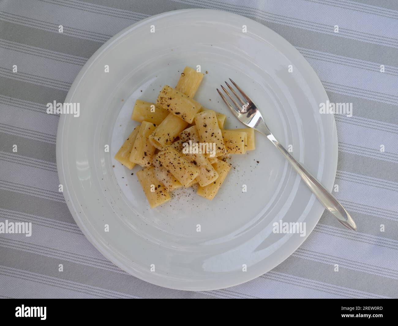 Rigatoni cacio e Pepe pâtes italiennes avec fromage pecorino Romano et poivre de Rome et de la région du Latium Banque D'Images