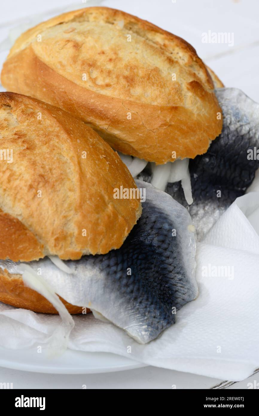 Fischbroetchen avec Bismarck Hering, sandwich au hareng mariné dans un petit pain Banque D'Images