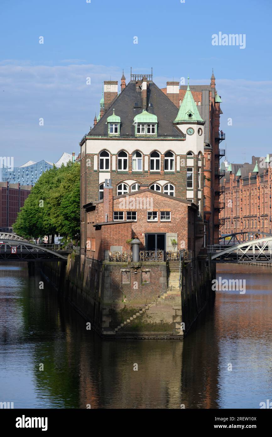 Hambourg, Allemagne - juin 16 2023 : Wasserschloss ou Wasserschloesschen Brick Building and attraction dans le quartier des entrepôts de Speicherstadt. Banque D'Images