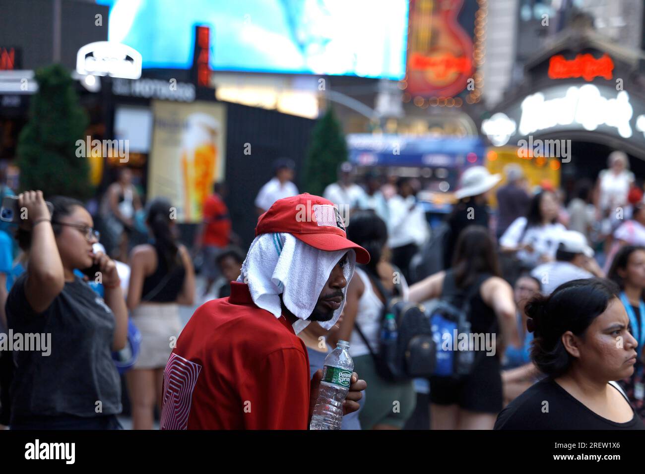 New York, États-Unis. 29 juillet 2023. Un ouvrier se couvre la tête avec une serviette sous son chapeau à Times Square le 29 juillet 2023 à New York, USA. Au cours des derniers jours, la ville a connu des températures au milieu des années 90 avec une humidité élevée poussant l’indice de «sensation réelle» dans les trois chiffres. À partir de dimanche, un front froid devrait pousser les températures aux années 80 et diminuer l'humidité. (Photo de John Lamparski/Sipa USA) crédit : SIPA US/Alamy Live News Banque D'Images