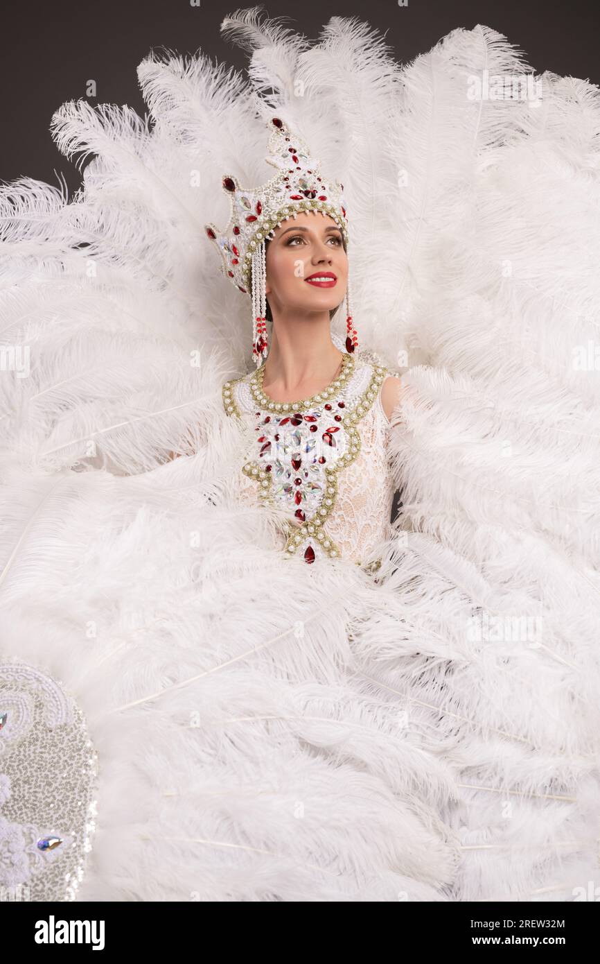 Femme de cygne avec plume blanche comme neige avec couronne de diamant Banque D'Images