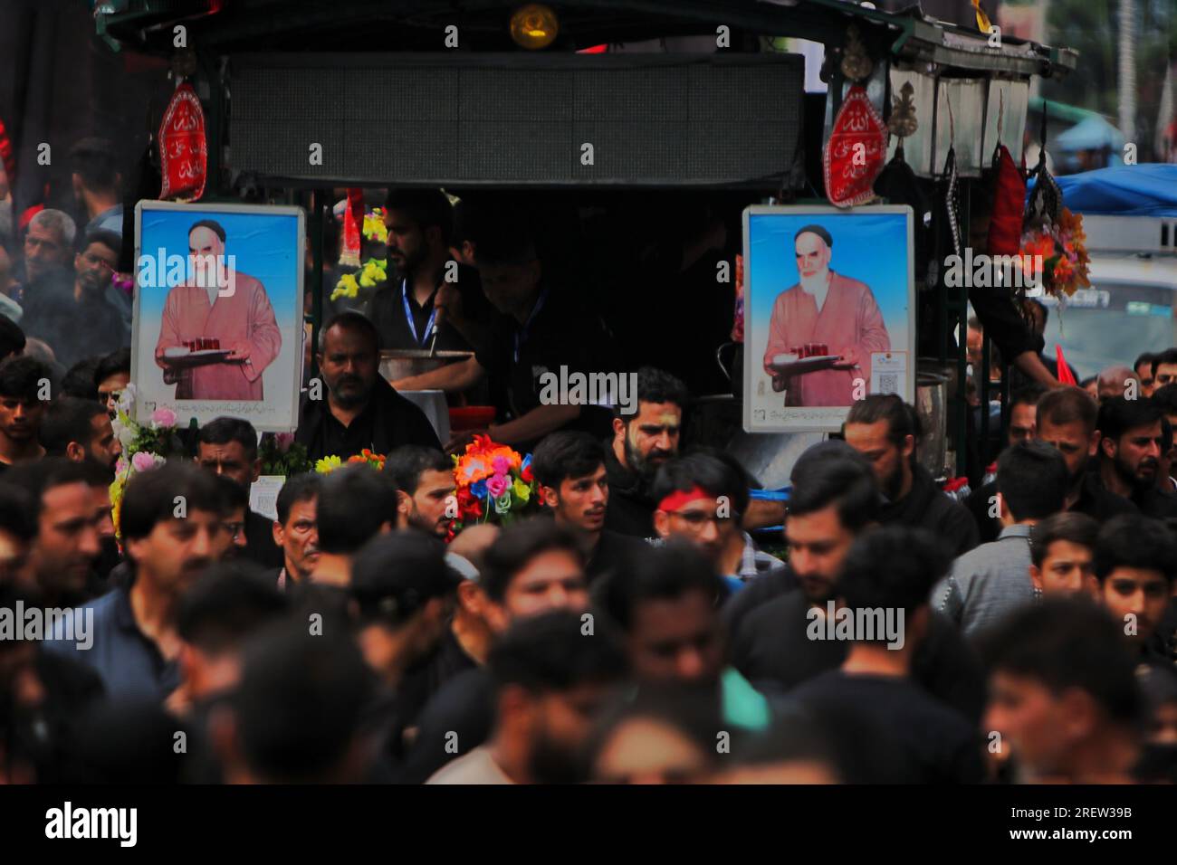 Srinagar, Inde. 30 juillet 2023. Les musulmans chiites en deuil prennent part à une procession religieuse le dixième jour de l'Ashura du mois islamique de Mouharram, à Srinagar le 29 juillet 2023. (Photo de Mubashir Hassan/Pacific Press) crédit : Pacific Press Media production Corp./Alamy Live News Banque D'Images